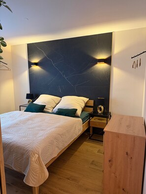 Tabla de planchar con plancha, wifi gratis y ropa de cama 