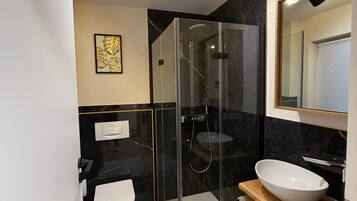 Dusche, Haartrockner, Handtücher, Seife