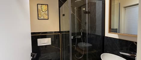 Ducha, secador de pelo, toallas, jabón