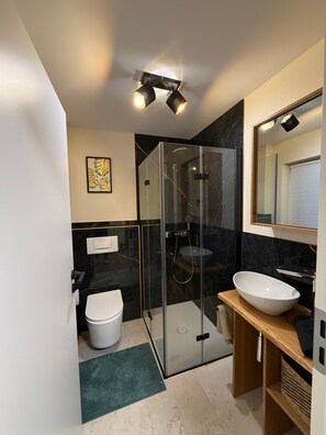 Dusche, Haartrockner, Handtücher, Seife