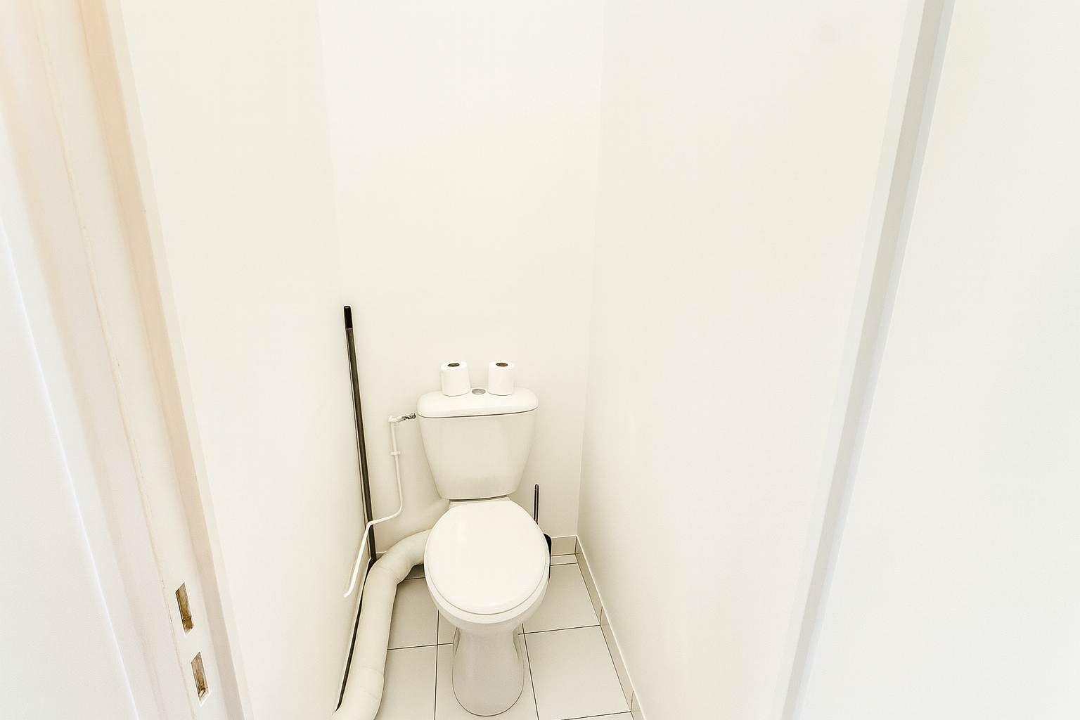 Douche, sèche-cheveux, serviettes fournies