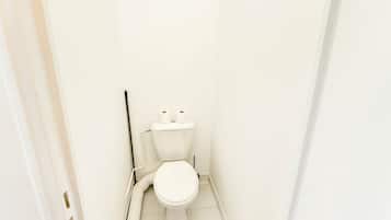 Douche, sèche-cheveux, serviettes fournies