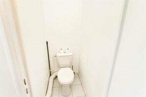 Douche, sèche-cheveux, serviettes fournies