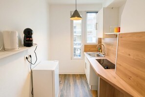 Réfrigérateur, micro-ondes, plaque de cuisson, cafetière/bouilloire