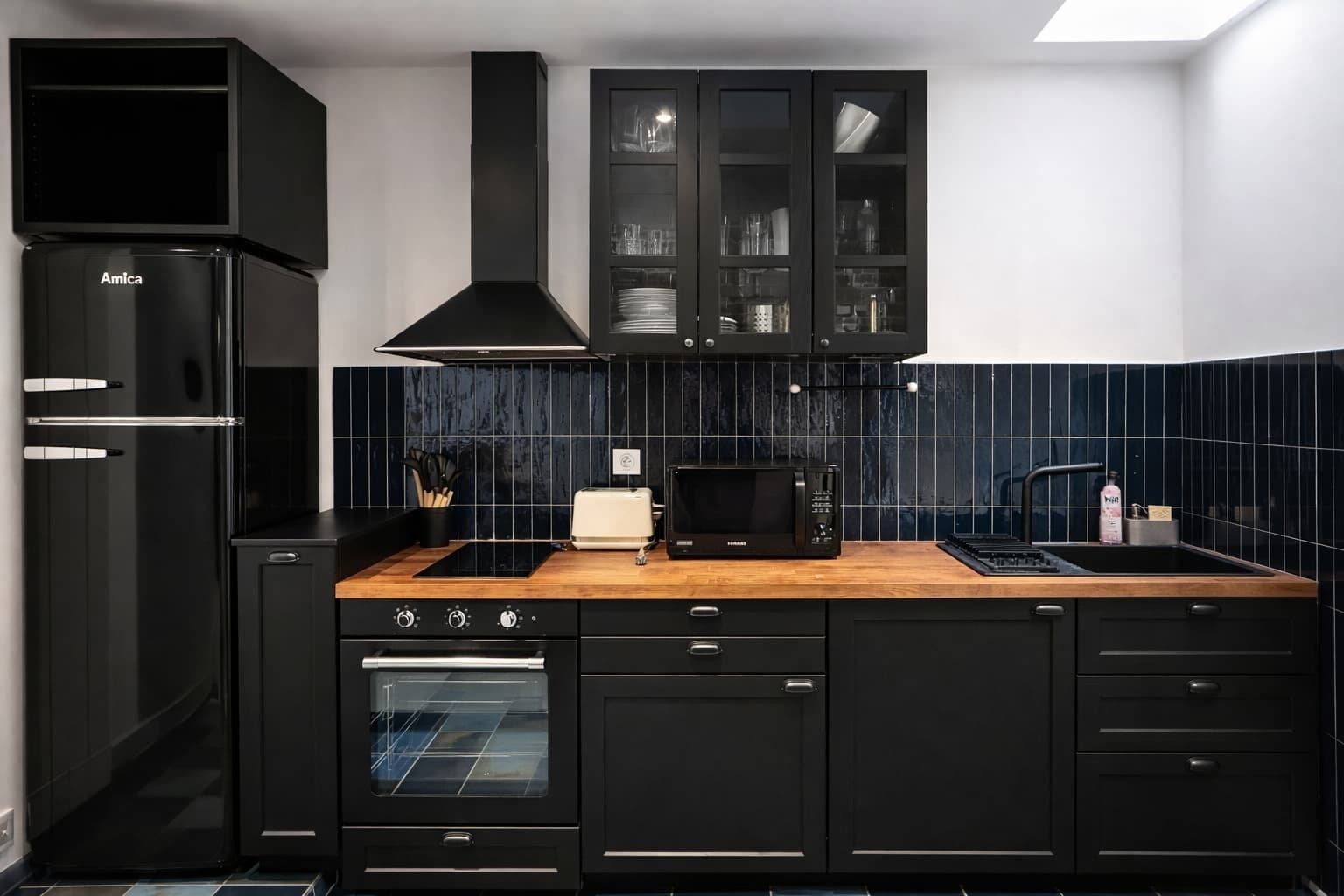 Frigorifero, microonde, piano cottura, macchina per tè/caffè