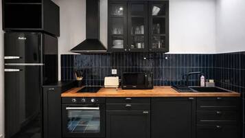 Refrigerador, microondas, parrilla de estufa y cafetera y tetera