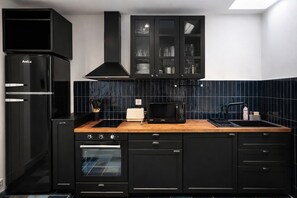 Kylskåp, mikrovågsugn, spishäll och kaffe- och tebryggare