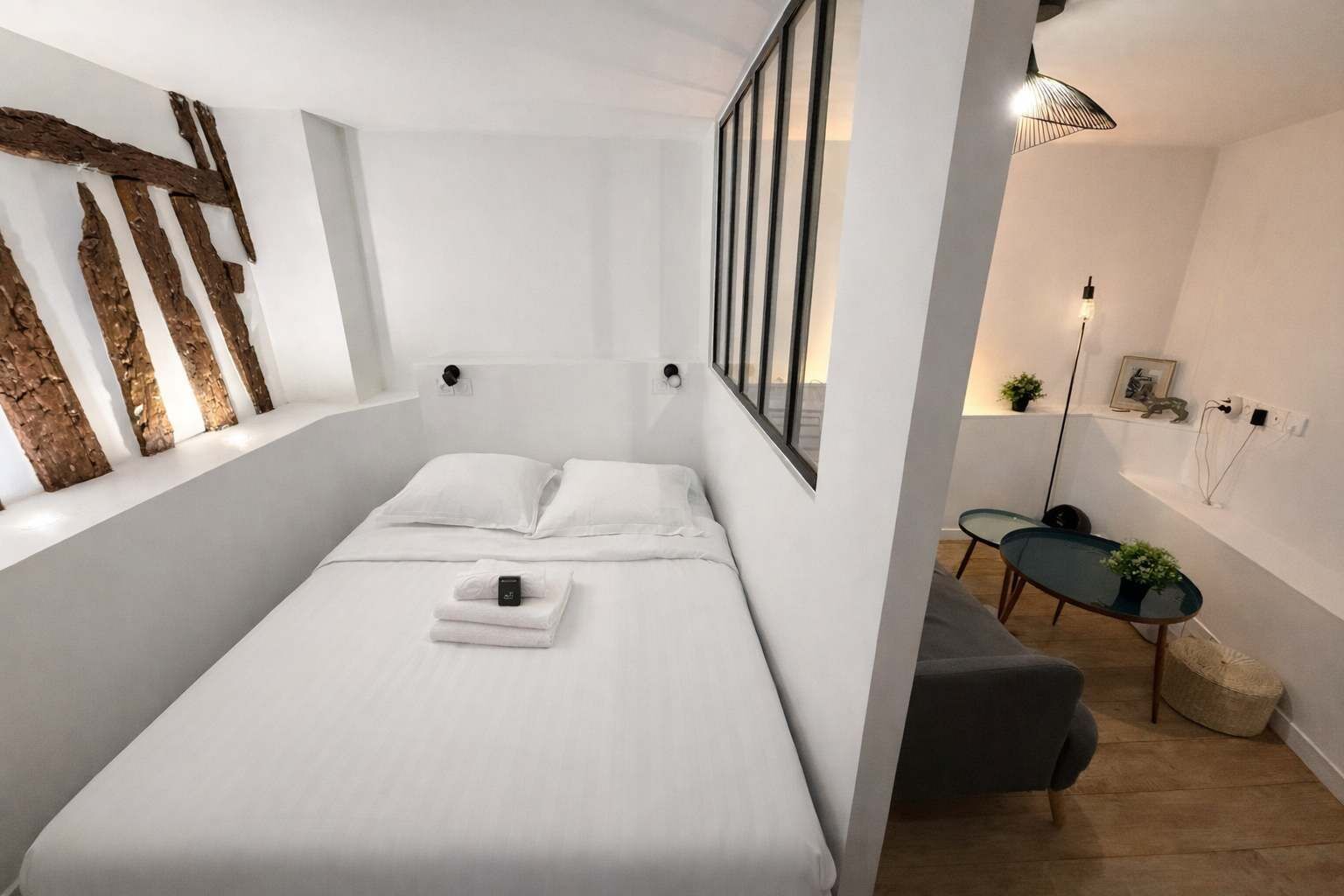 Tabla de planchar con plancha, wifi y ropa de cama 