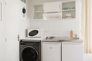 Jääkaappi, mikroaaltouuni, liesi, kahvin-/teenkeitin