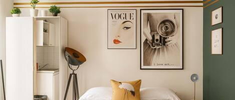 Iron/ironing board, WiFi, bed sheets