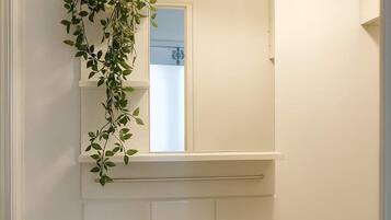 Chuveiro, secador de cabelo, toalhas de banho