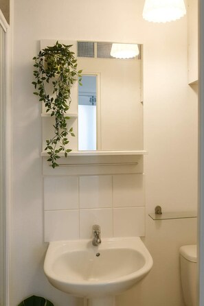 Suihku, hiustenkuivaaja, pyyhkeet