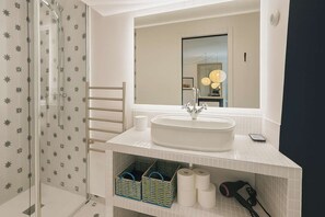 Shower, hair dryer, towels - Appartement rue Montorgueil au Halles - Paris 1 (Paris)