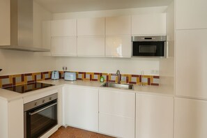 Réfrigérateur, micro-ondes, plaque de cuisson, cafetière/bouilloire
