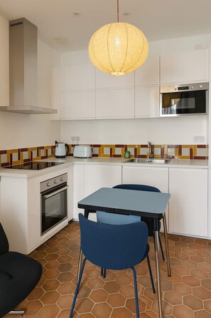 Frigorífico, microondas, placa de cocina y cafetera o tetera
