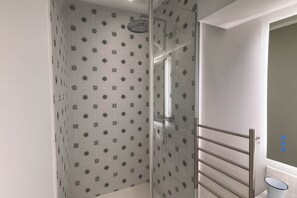 Shower, hair dryer, towels - Appartement rue Montorgueil au Halles - Paris 1 (Paris)