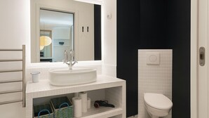 Shower, hair dryer, towels, shampoo - Appartement rue Montorgueil au Halles - Paris 1 (Paris)