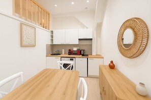 Geladeira, micro-ondas, cooktop, cafeteira/chaleira