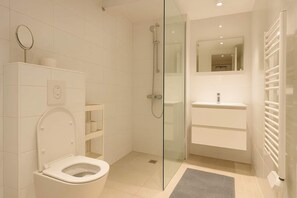 Een douche, een haardroger, handdoeken