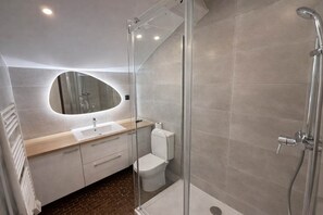 Dusj, hårføner, håndklær og sjampo