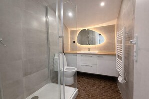 Regadera, secadora de cabello, toallas 