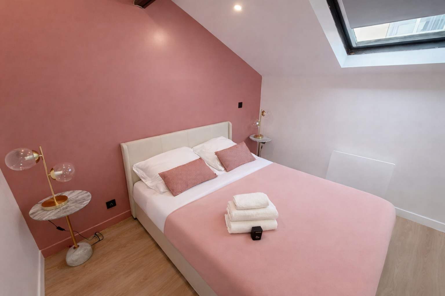 1 slaapkamer, een strijkplank/strijkijzer, wifi, beddengoed
