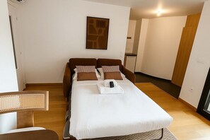 Desk, iron/ironing board, bed sheets - Courbevoie Studio terrasse situe pres de Paris (Courbevoie)