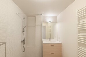 Regadera, amenidades de baño gratuitas, secadora de cabello, toallas 