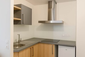 Refrigerador, microondas, parrilla de estufa y cafetera y tetera 