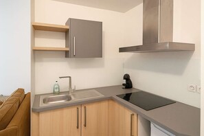 Fridge, microwave, stovetop, coffee/tea maker - Courbevoie Studio terrasse situe pres de Paris (Courbevoie)