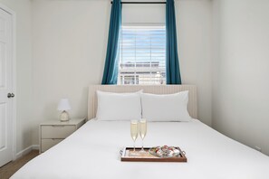 3 slaapkamers, een strijkplank/strijkijzer, internet