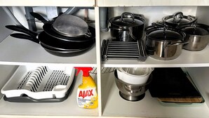 Een koffiezetapparaat/waterkoker, een koelkast, een magnetron, een oven