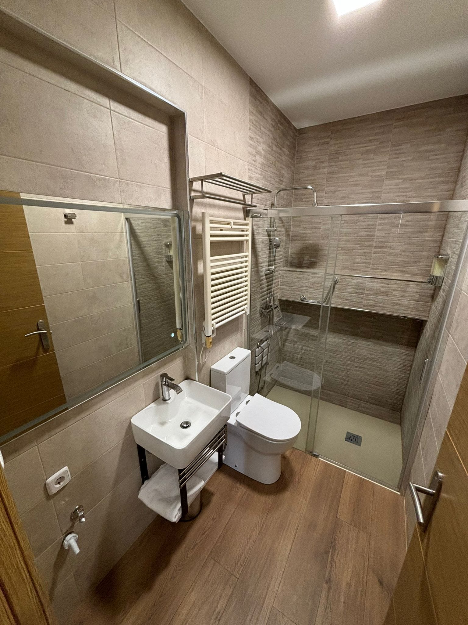 Een douche, een haardroger, handdoeken, zeep