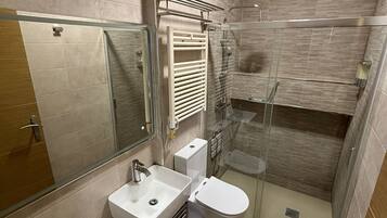 Een douche, een haardroger, handdoeken, zeep