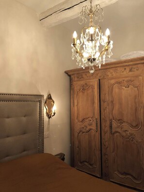 2 bedrooms - Charming, newly renovated 2 bedroom flat in historic Old Nice. (Nice)