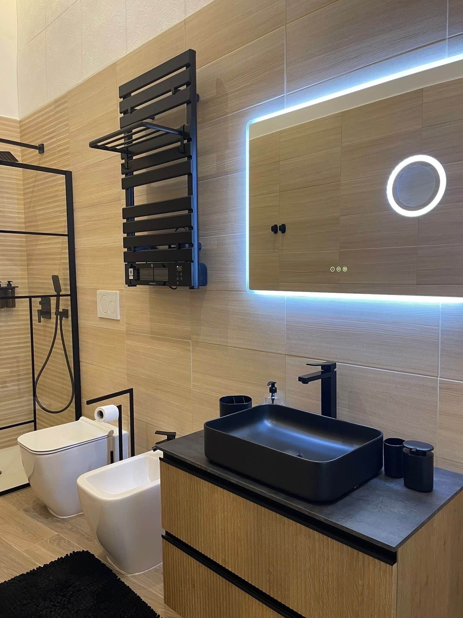 Douche, séchoir à cheveux, bidet, serviettes fournies