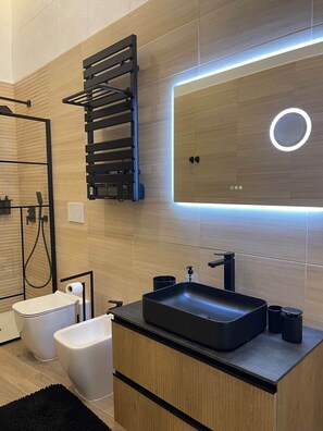 Douche, sèche-cheveux, bidet, serviettes fournies