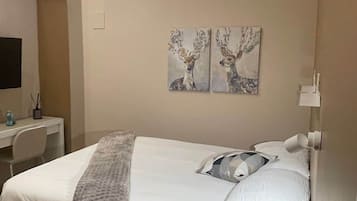 1 chambre, coffre-fort, fer et planche à repasser