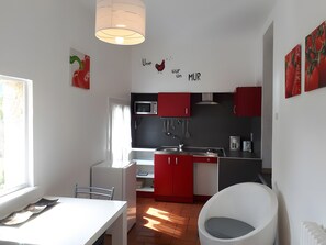 Frigorífico, microondas, placa de cocina y cafetera o tetera