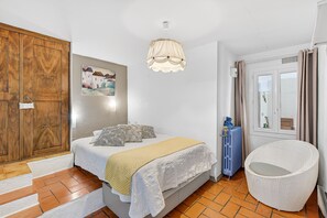 Iron/ironing board, WiFi, bed sheets