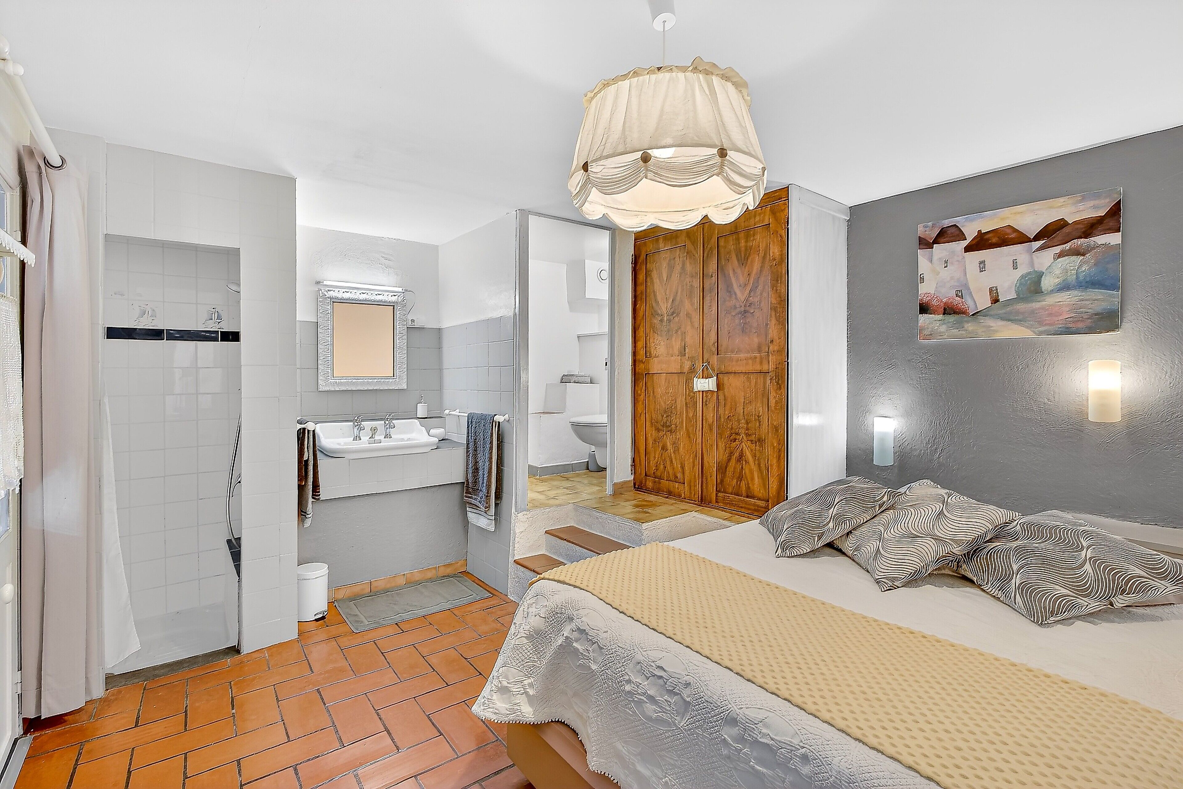 Iron/ironing board, WiFi, bed sheets