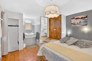 Tabla de planchar con plancha, wifi, ropa de cama