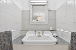 Ducha, secador de pelo y toallas