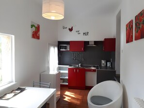 Fridge, microwave, stovetop, coffee/tea maker - Cottage 'Lavande' with Mountain View, Private Terrace and Wi-Fi (La Robine sur Galabre)