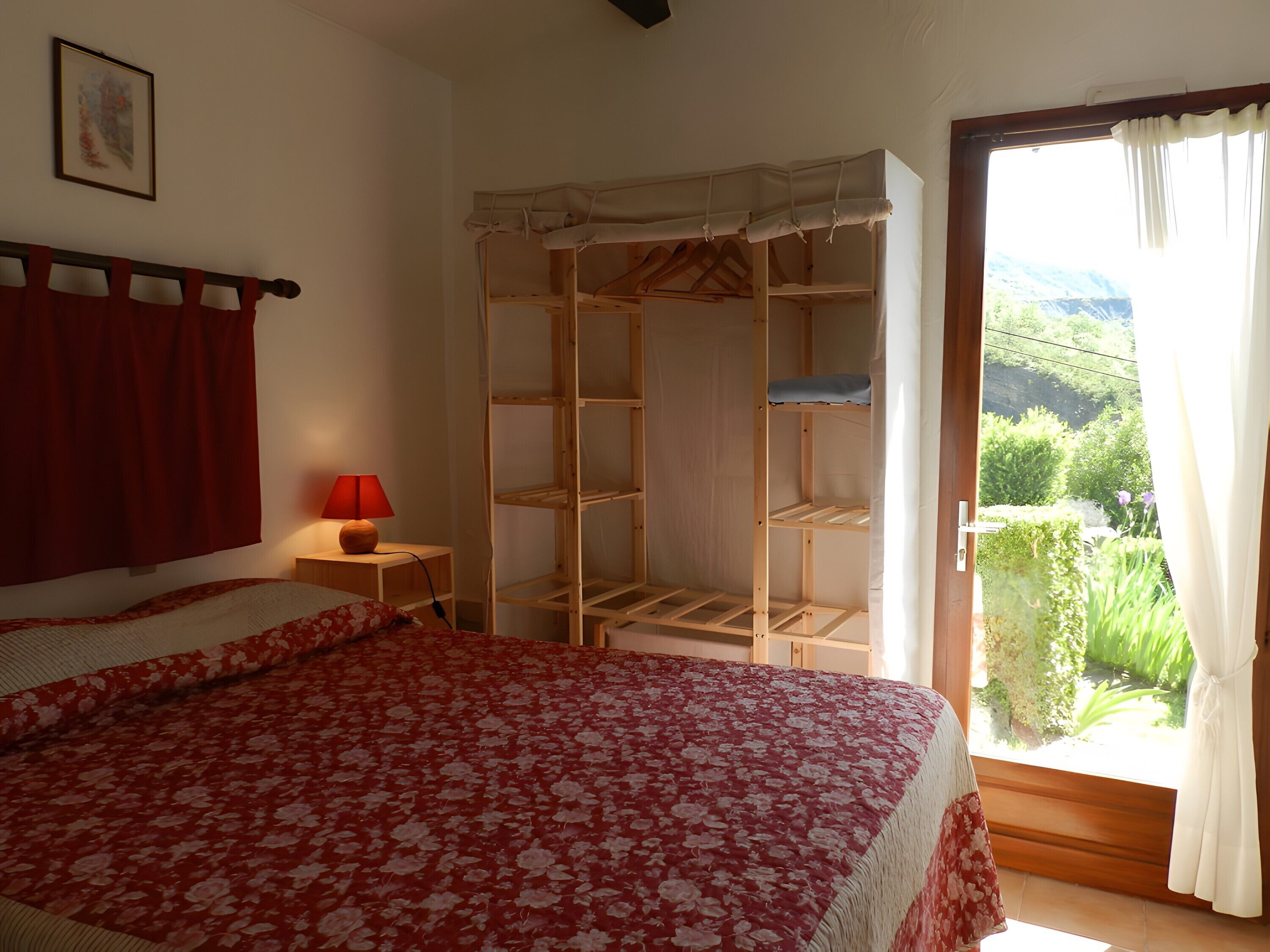 Silitysrauta/-lauta, Wi-Fi, vuodevaatteet