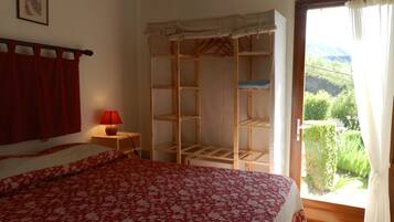 Silitysrauta/-lauta, Wi-Fi, vuodevaatteet