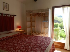 Tabla de planchar con plancha, wifi, ropa de cama