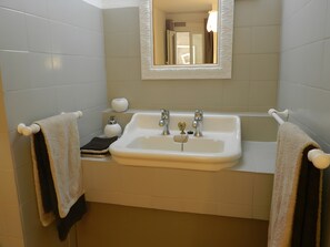 Ducha, secador de pelo y toallas