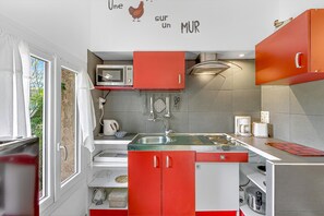 Fridge, microwave, stovetop, coffee/tea maker