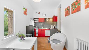 Réfrigérateur, micro-ondes, plaque de cuisson, cafetière/bouilloire